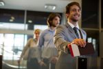 Descubra as mudanças do novo sistema de controle de fronteiras na Europa empresario-de-pe-com-cartao-de-embarque-no-balcao-de-check