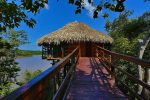 Entre rios e copas de árvores, lodge na Amazônia aposta no turismo romântico Juma C