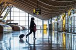 Aeromóvel do Aeroporto de Guarulhos inicia suas operações após atrasos de 2 anos airport-terminal-with-people-moving-silhouettes-sunray