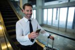 Nova plataforma da Anac promete agilizar reclamações e pressionar companhias aéreas businessman-escalator-using-mobile-phone
