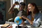 Descubra os destinos de Intercâmbios de longa duração mais procurados pelos jovens medium-shot-couple-travel-agency