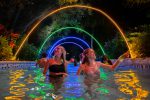 Evento noturno de verão do Aquatica Orlando retorna com novas experiências Roa's Rapids Amped Up
