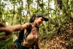 Estudo da Getty Images aponta que emoção pesa mais que destino na decisão de viajar Young tourist woman hiking on forest